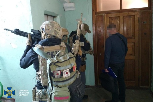 Soldiers preparing to raid an apartment.