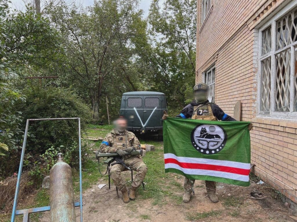 Chechen fighters in UA holding Ichkeria flag.