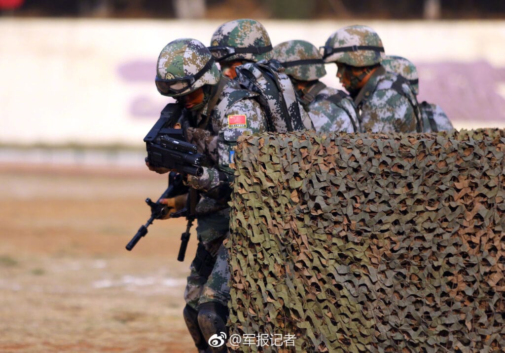 Chinese special forces operating a CornerShot. These are most likely belong to the Sea Dragons, due to their Type 07 Oceanic camouflage. 