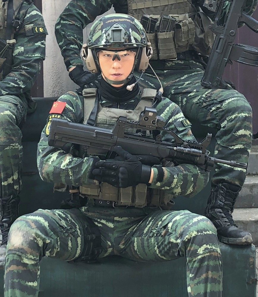 A Chinese special forces soldier holding a QBZ-95 with a holographic sight. The camouflage is indicative the soldier belongs to the PAP.