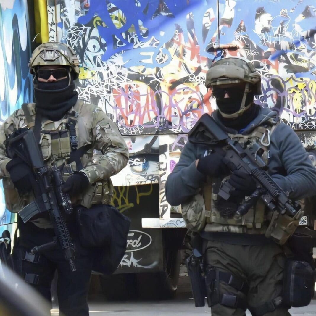 Two members of the Fuerza Especial de Reaccion (FER) during an operation