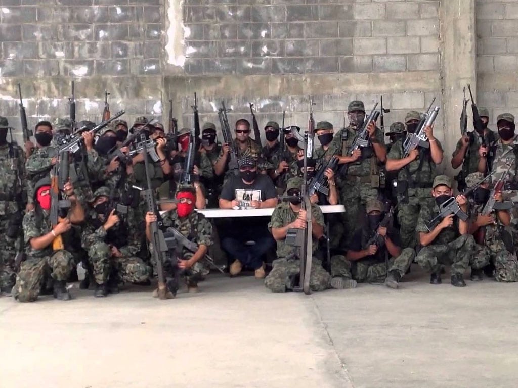 Members belonging to Los Zetas posing armed.