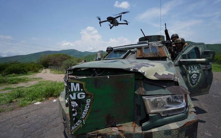 A vehicle and a drone operated by CJNG at a roadblock in Aguililla (Michoacán).
