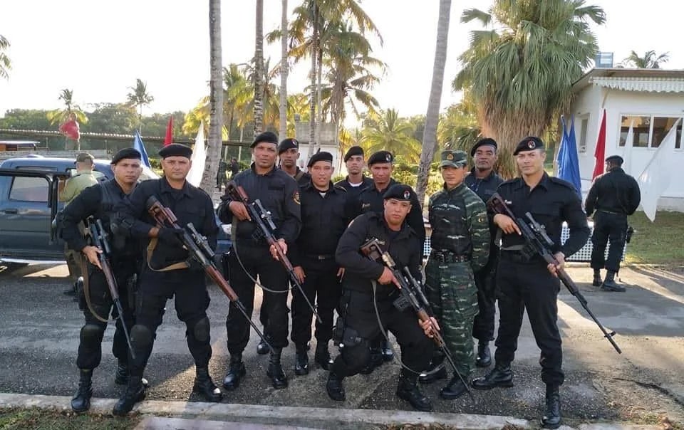 Chinese military officer training with cuban paramilitary forces