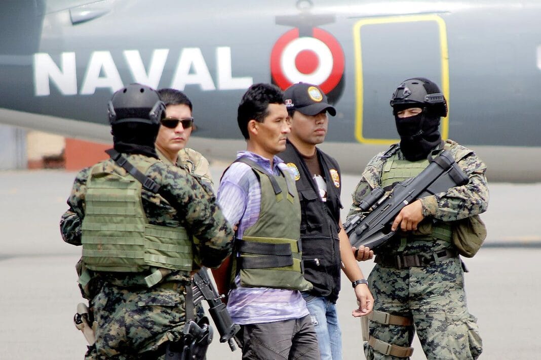 Lider de SL-Huallaga siendo transportado de un avion por tropas Peruanas.