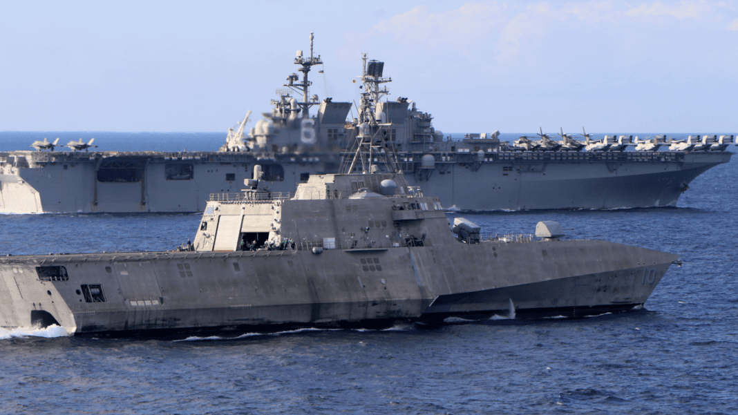Amphibious assault ship USS America (LHA 6) sails alongside Independence-variant littoral combat ship USS Gabrielle Giffords (LCS 10). Photo: DVIDS