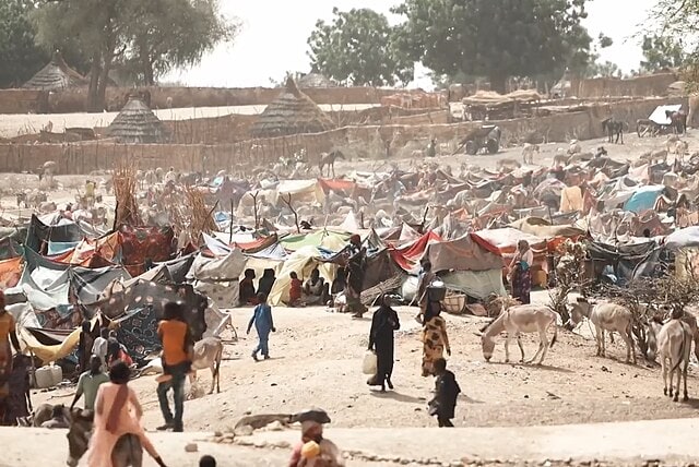 A photo of Sudanese refugees in Chad, demonstrating how overcrowded it is and the impact it has on Chad and Sudan relations.