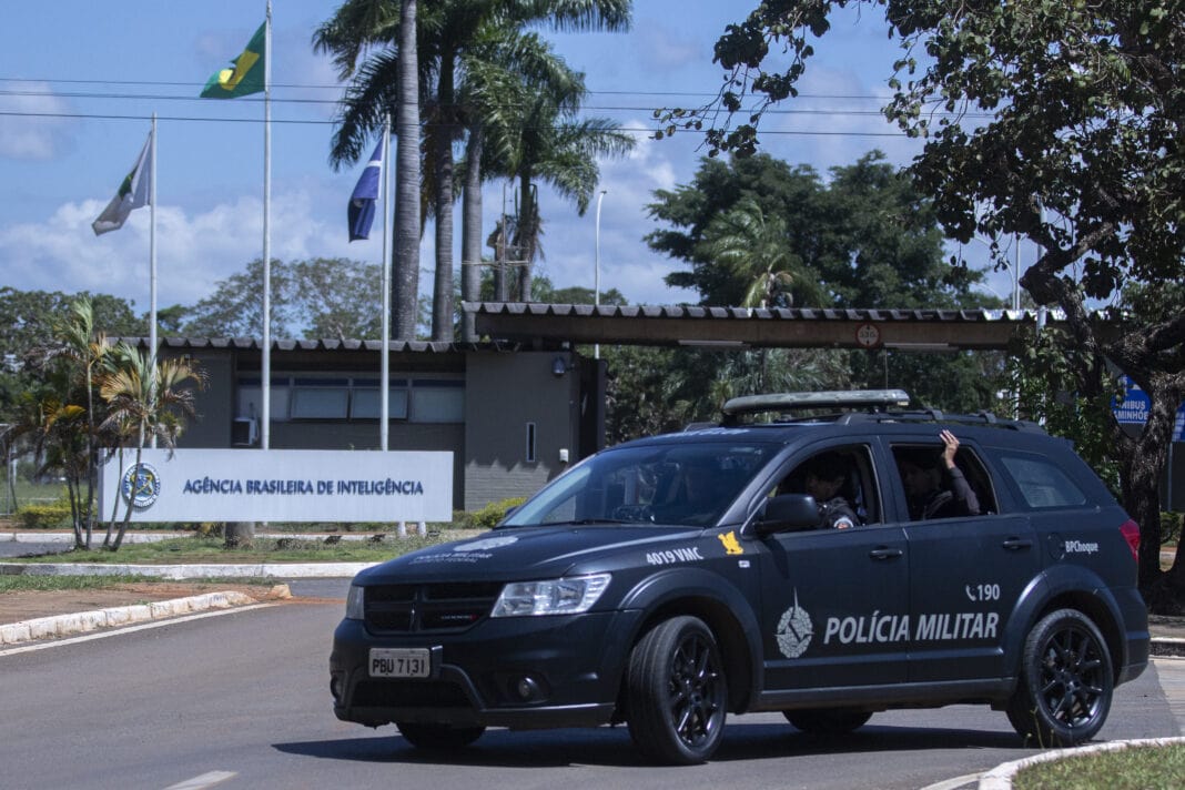 Brazilian Military Police vehicle in front of the headquarters of the Brazilian Intelligence Agency.