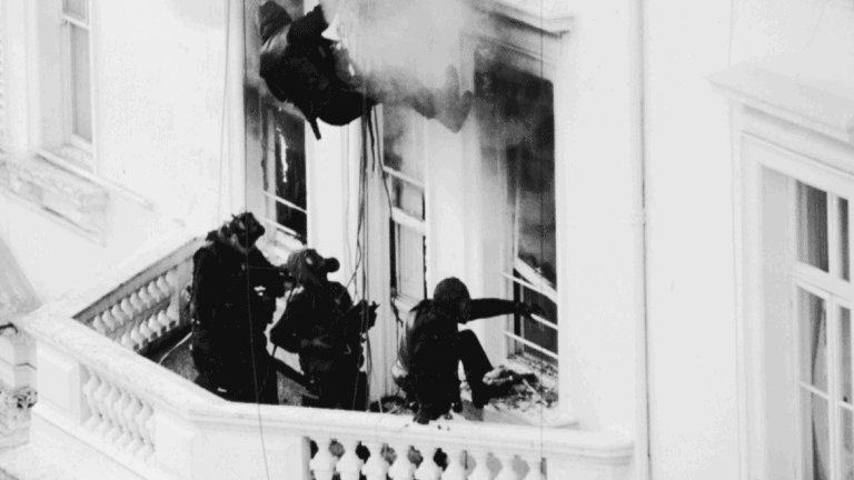 Members of the SAS Special Projects Team descend to the balcony of the Iranian Embassy in London.