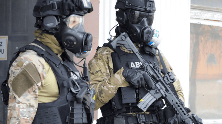 Agents from the Agencja Bezpieczeństwa Wewnętrznego (ABW)/Internal Security Agency (ISA). One of their main tasks is countering Russian espionage