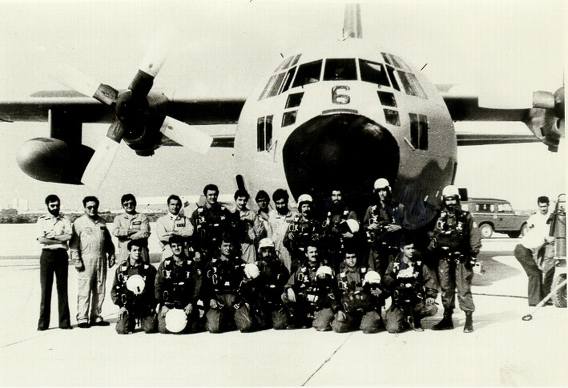 EZAPAC paratroopers in front of the T.10-1 (C-130 Hercules) aircraft that dropped them from 30,500 feet in 1983. 