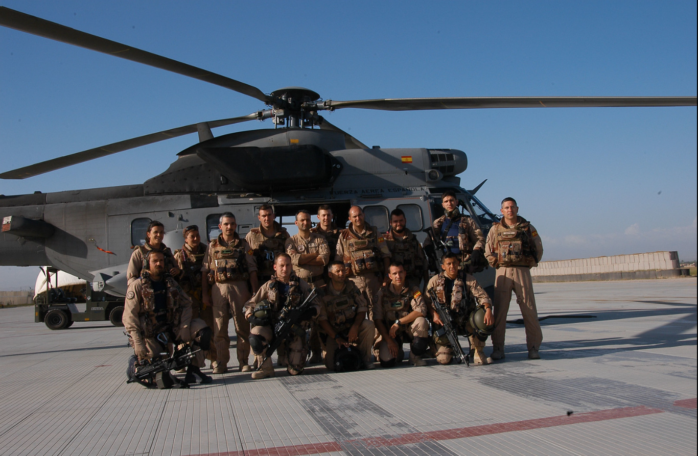 EZAPAC operatives preparing to board an AS-332B Super Puma. 