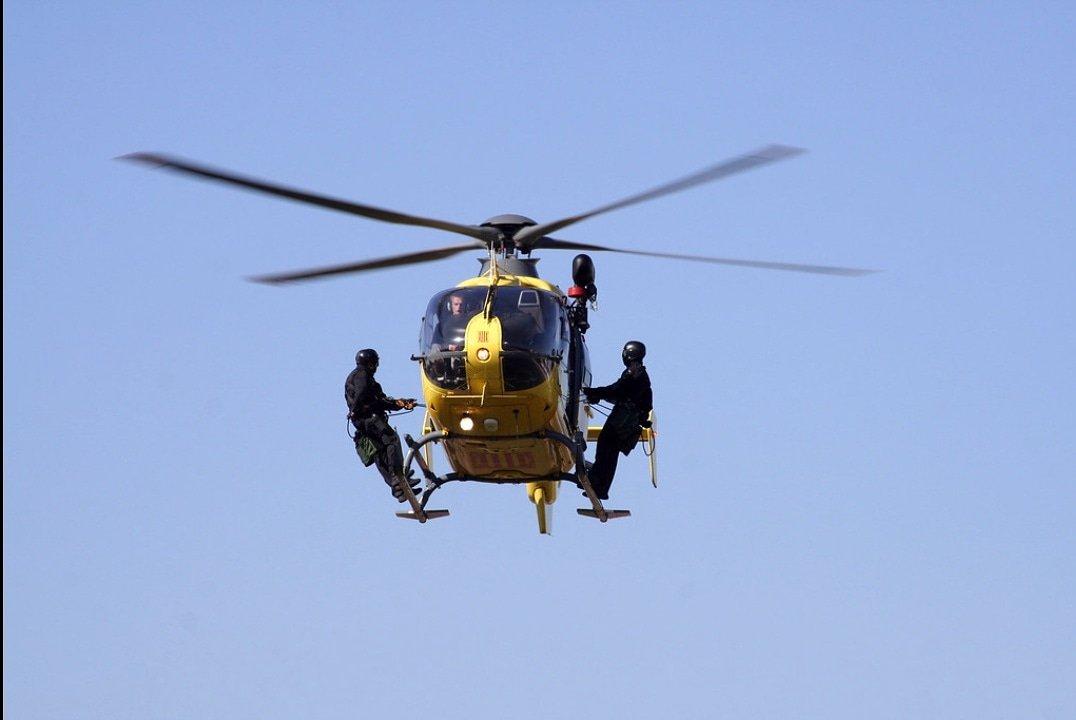 Un helicóptero en el aire

Descripción generada automáticamente con confianza media